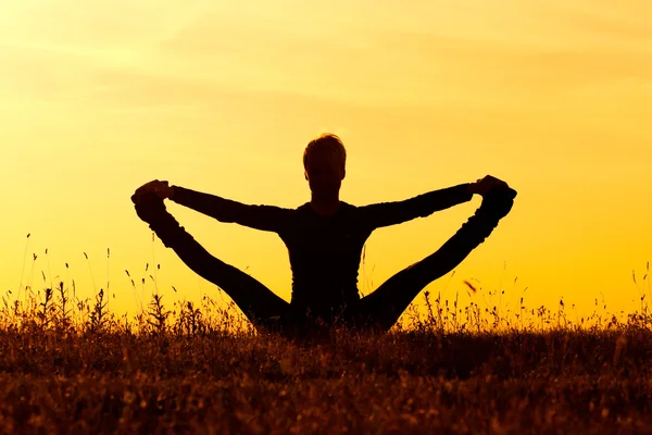 Frau praktiziert Yoga — Stockfoto