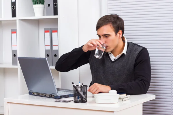 Affaires assis dans son bureau, travail et eau potable — Photo