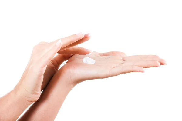 Close up de belas mãos femininas aplicando hidratante — Fotografia de Stock