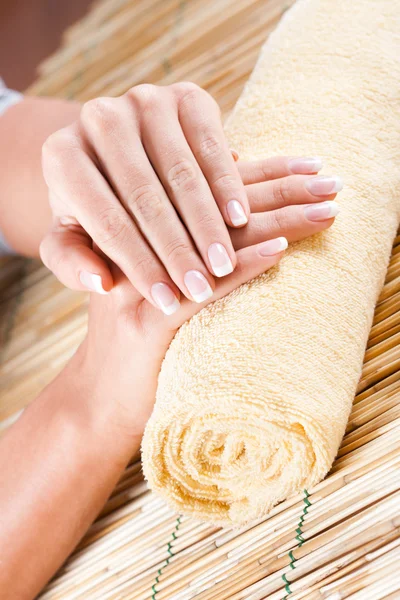 Hermosas manos de mujer en la toalla — Foto de Stock