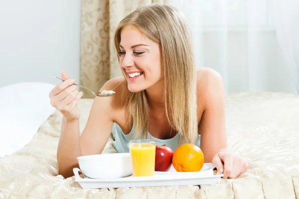 Kadın sağlıklı kahvaltı yapıyor — Stok fotoğraf