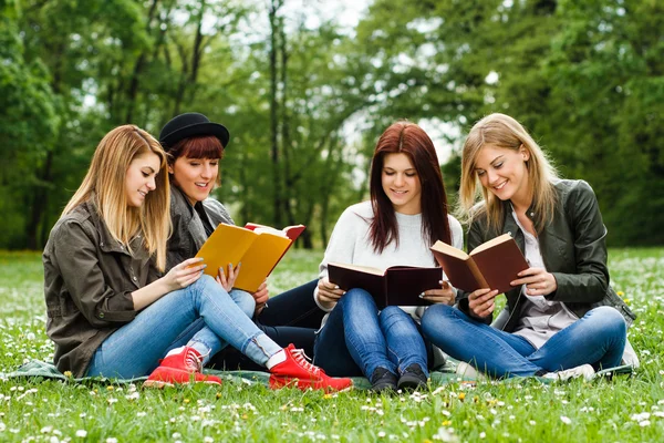 Meisjes zitten in het park en leren — Stockfoto