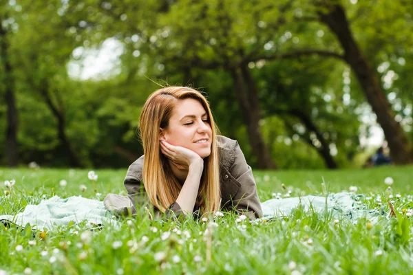 Chica disfruta acostado en la naturaleza — Foto de Stock