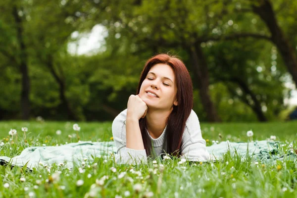 Mädchen genießt Liegen in der Natur — Stockfoto