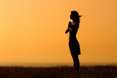 Genç kadın meditasyon yapıyor.