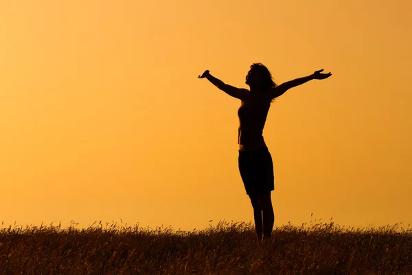 Woman enjoys in sunset — Stock Photo, Image