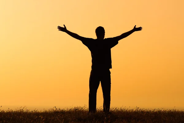 Hombre disfruta en la puesta del sol —  Fotos de Stock