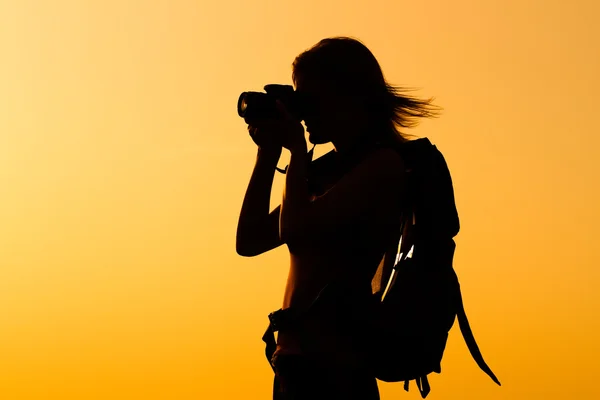 Escursionista donna con binocolo — Foto Stock
