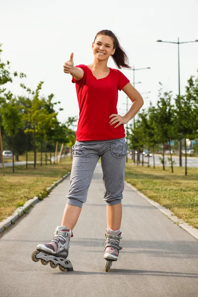 Mädchen zeigt Daumen hoch — Stockfoto