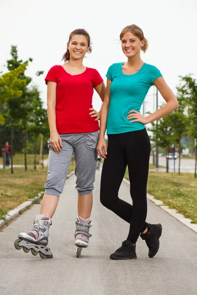 Filles sportives patinage — Photo