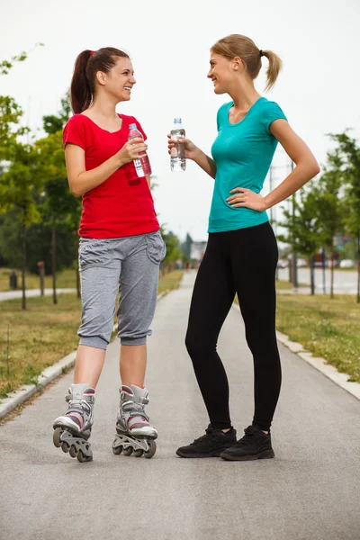 Chicas agua potable —  Fotos de Stock