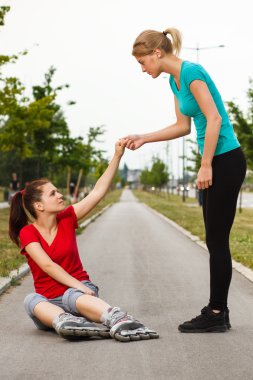 Tekerlekli paten kız düştü