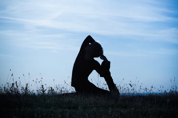 Frau praktiziert Yoga — Stockfoto