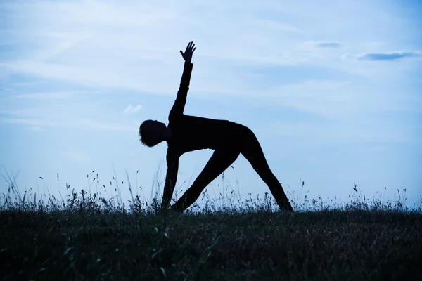 Vrouw die yoga beoefent — Stockfoto