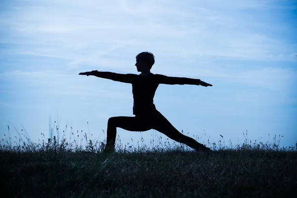 Kvinna utövar yoga — Stockfoto