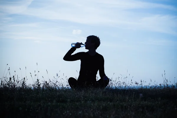 Vrouw drinkwater — Stockfoto