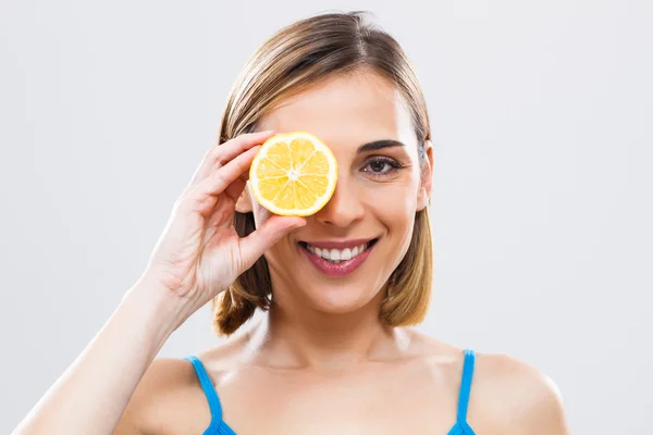 Frau bedeckt ihr Auge — Stockfoto