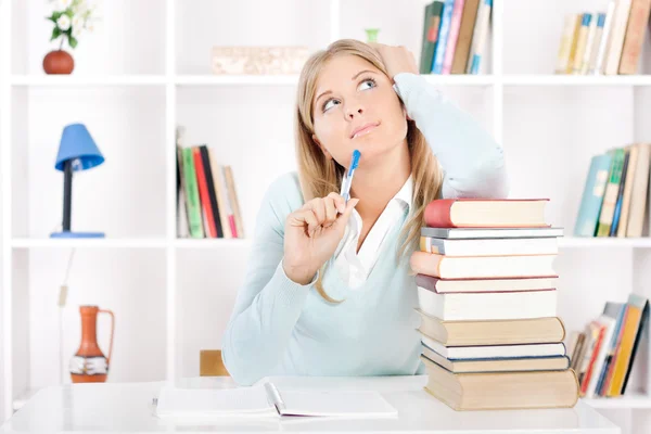 Ung vacker student drömmer istället för lärande — Stockfoto