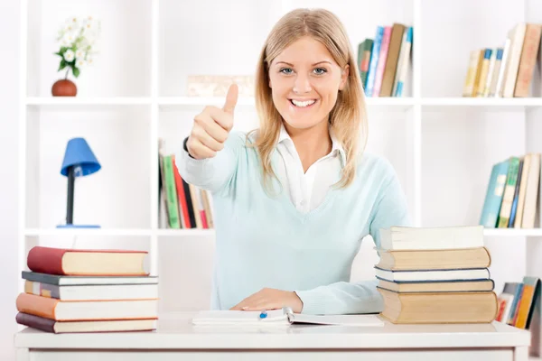 Hermosa joven estudiante mostrando el pulgar hacia arriba — Foto de Stock