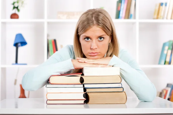 Jonge vrouwelijke student is triest, omdat zij om te leren heeft — Stockfoto