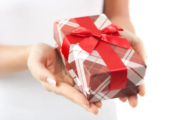 Mujer sosteniendo caja de regalo — Foto de Stock