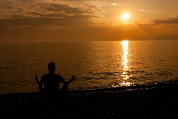 Homem feliz goza no pôr do sol — Fotografia de Stock