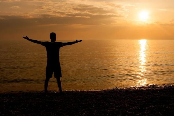 Feliz hombre disfruta en la puesta del sol —  Fotos de Stock