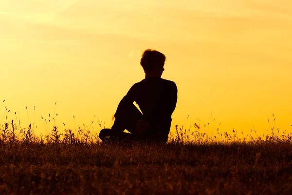 Kvinna utövar yoga — Stockfoto