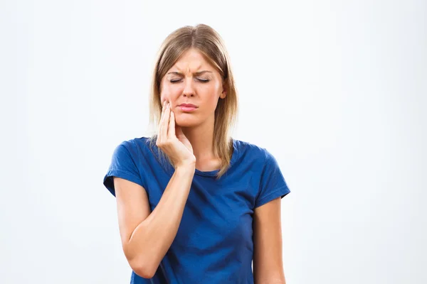 Giovane donna sta avendo mal di denti — Foto Stock