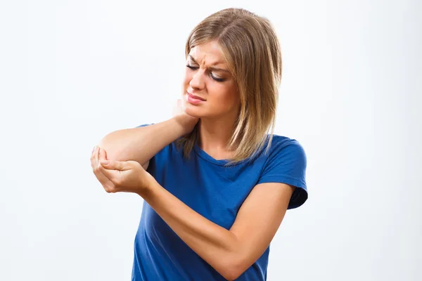 Mujer joven con dolor de codo — Foto de Stock