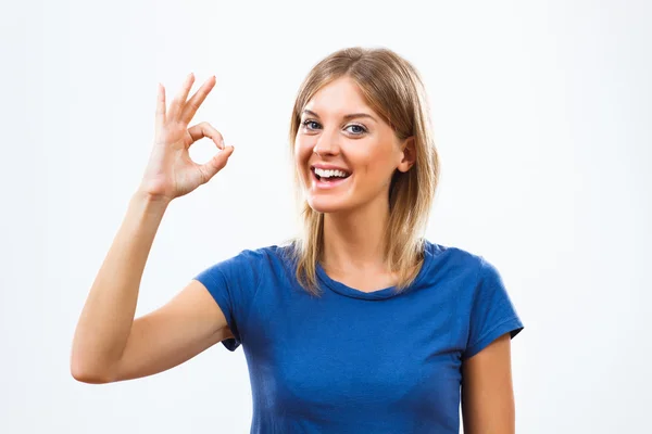 Junge Frau zeigt ok — Stockfoto