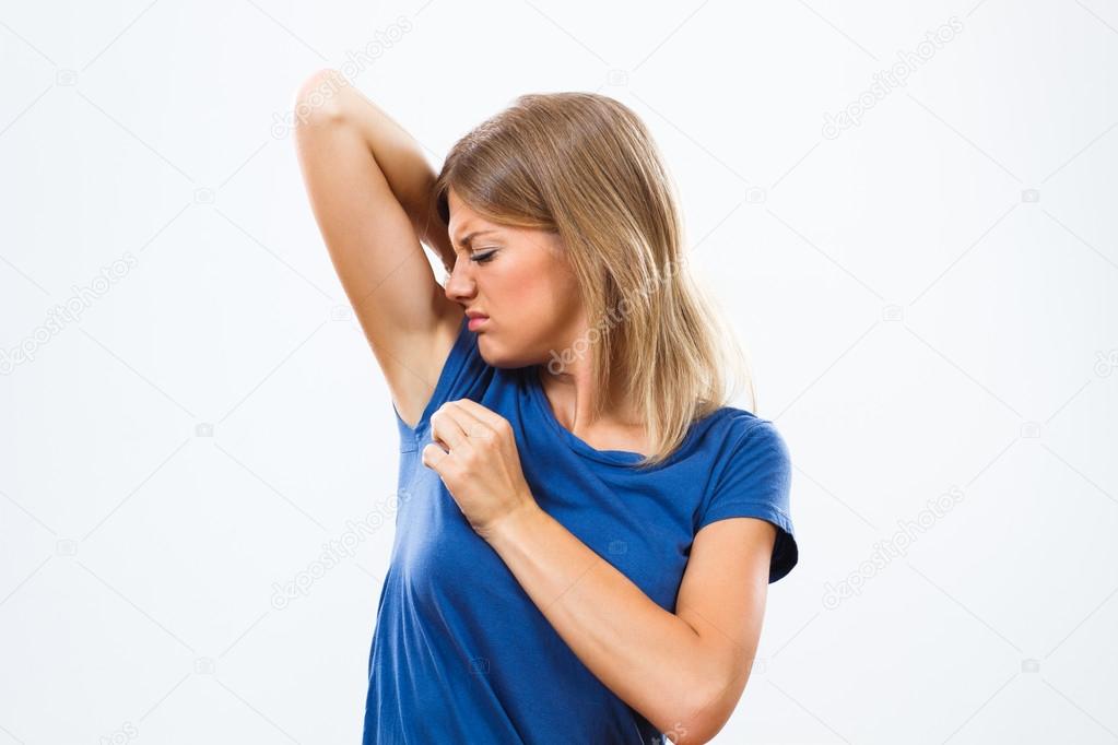 Woman has unpleasant smell under armpit