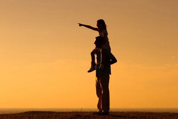 Padre con ragazza in natura — Foto Stock