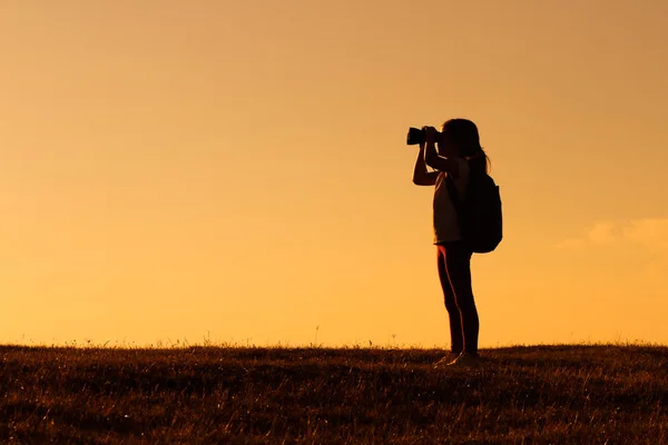 Niña viajando en la naturaleza — Foto de Stock