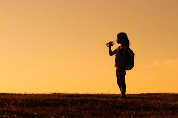 自然の中の旅の小さな女の子 — ストック写真