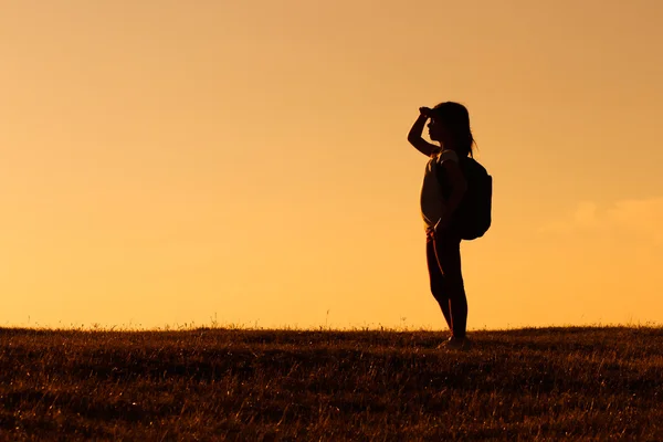 Liten flicka reser i naturen — Stockfoto