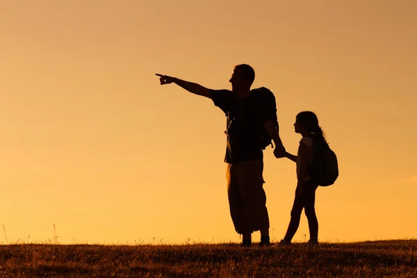 Vater mit Mädchen unterwegs — Stockfoto