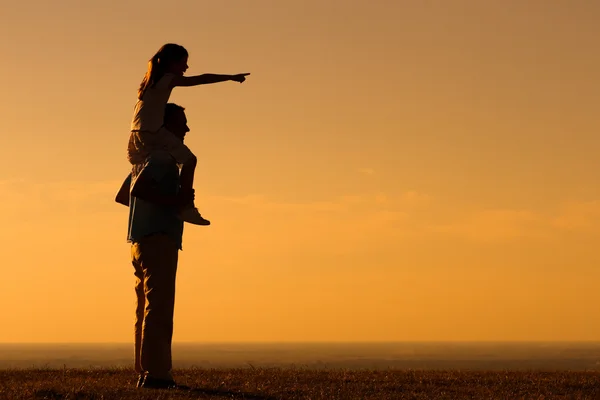 Padre con chica en la naturaleza —  Fotos de Stock