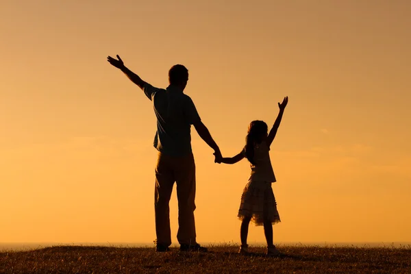 Счастливый отец с девушкой — стоковое фото