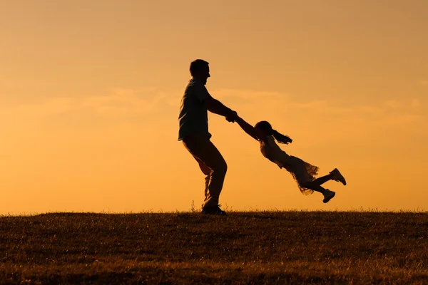 Feliz padre con chica en la naturaleza — Foto de Stock