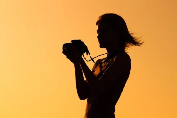Mujer en la naturaleza tomando fotos — Foto de Stock