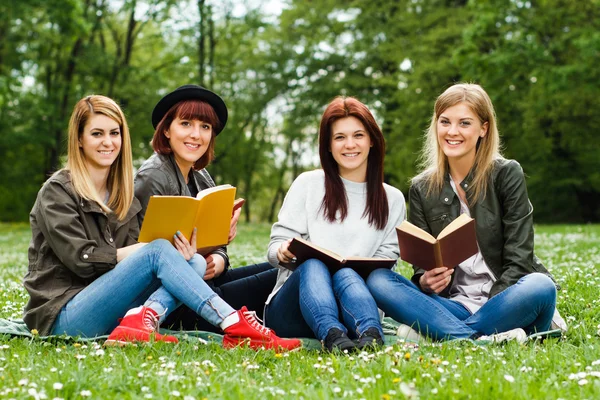 Jonge meisjes lezen in park — Stockfoto
