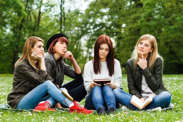 Young girls reading in park — Stock Photo, Image
