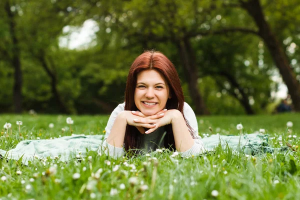 Young girl in park — Stock Photo, Image