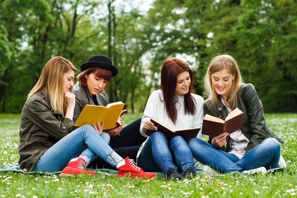 Unga tjejer läser i park — Stockfoto