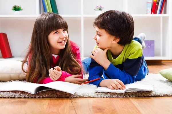 Niño y niña haciendo la tarea — Foto de Stock