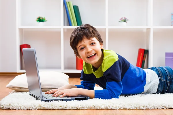 Jongen met laptop — Stockfoto