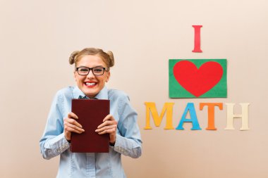 Öğrenci kız matematik seviyor