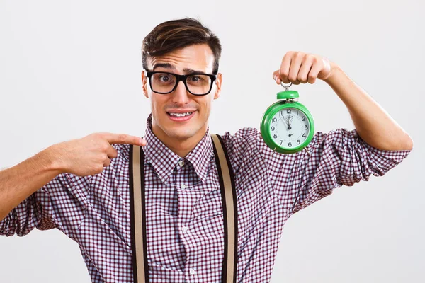 Nerd-Mann zeigt Uhr — Stockfoto