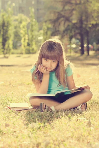 Kleines Mädchen lernt im Park — Stockfoto